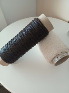 Baumwollgarne: braun mit Ligninbeschichtung als Schutzschicht gegen Abbau im Boden und weißes Referenzgarn ohne Beschichtung. Foto: DITF 