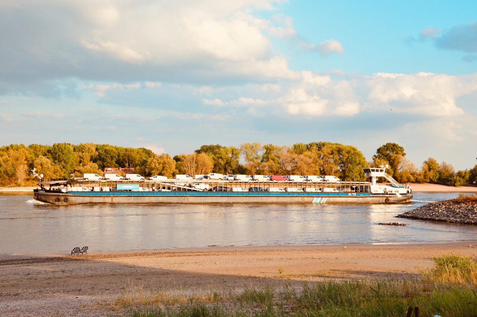 Niedrigwasser am Rhein: Risiken für Lieferketten